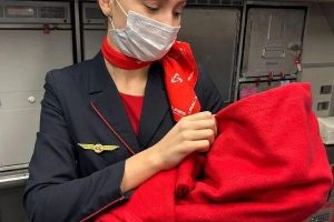 女婴儿尿道有白色分泌物怎么清洗（女宝宝尿道口翻开有白色分泌物）