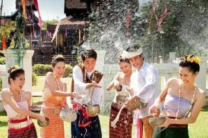 云南少数民族节日，水火不容，却又水火相容