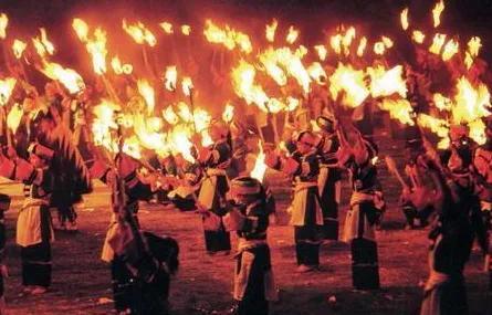 云南少数民族节日，水火不容，却又水火相容插图1